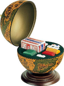 Herrenzimmer einrichten, handlaminerter Poker Globus mit Pokerset